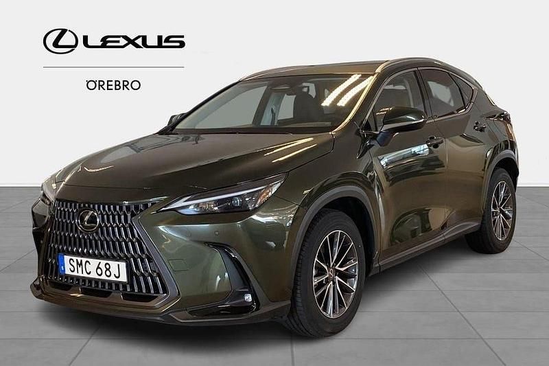 Grön Begagnad 2024 Lexus NX450h+ Business Edition SUV | 564 900 kr (Superpris) - Bild 1/4