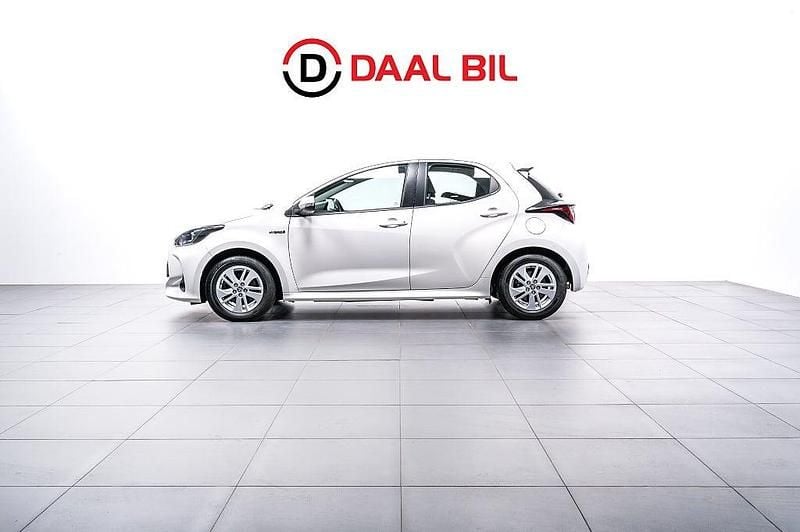 Vit Begagnad 2021 Toyota Yaris Hybrid Connect Style Halvkombi | 169 700 kr (Marknadspris) - Bild 1/4
