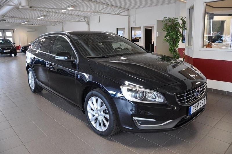 Svart Begagnad 2015 Volvo V60 Ocean Race Kombi | 139 900 kr (Marknadspris) - Bild 1/4