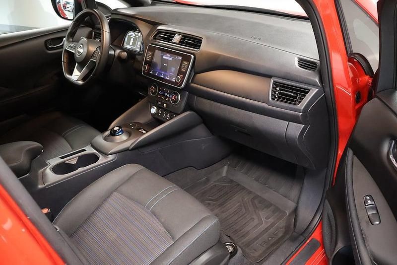 Begagnad Nissan Leaf Acenta 110 kW (150 HK) 2022 Röd Halvkombi