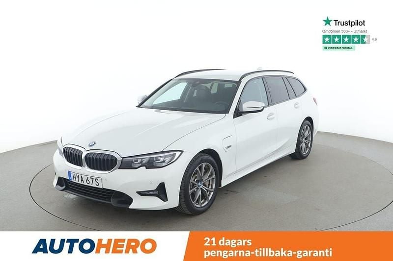 Vit Begagnad 2021 BMW 330e Sport Line Kombi | 238 000 kr (Superpris) - Bild 1/4