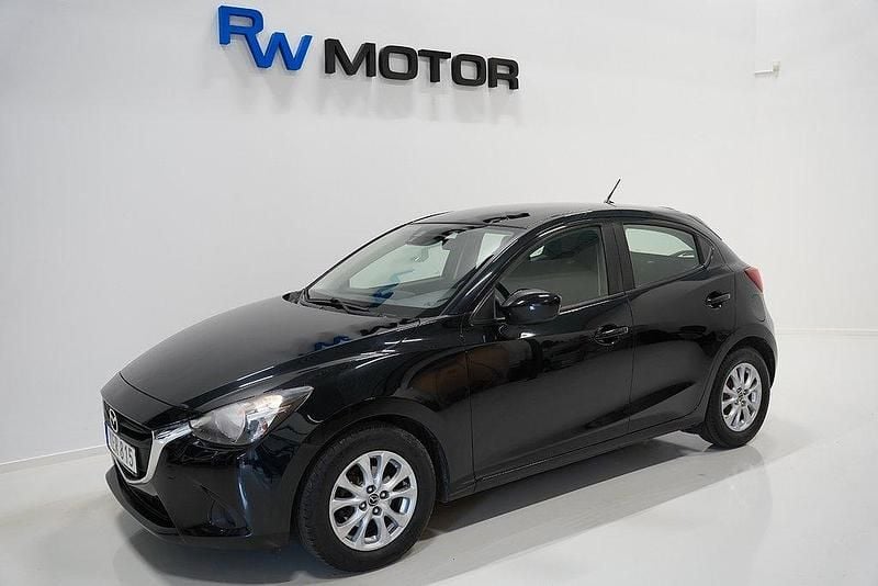 Svart Begagnad 2016 Mazda 2 Halvkombi | 109 800 kr (Marknadspris) - Bild 1/4