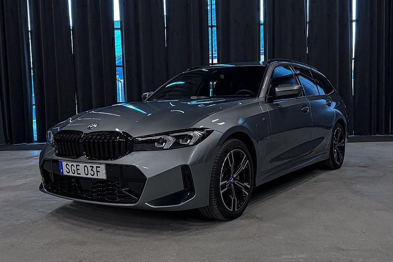 Begagnad BMW 330e M Sport 184 HK (135 kW) 2024 Grå Kombi