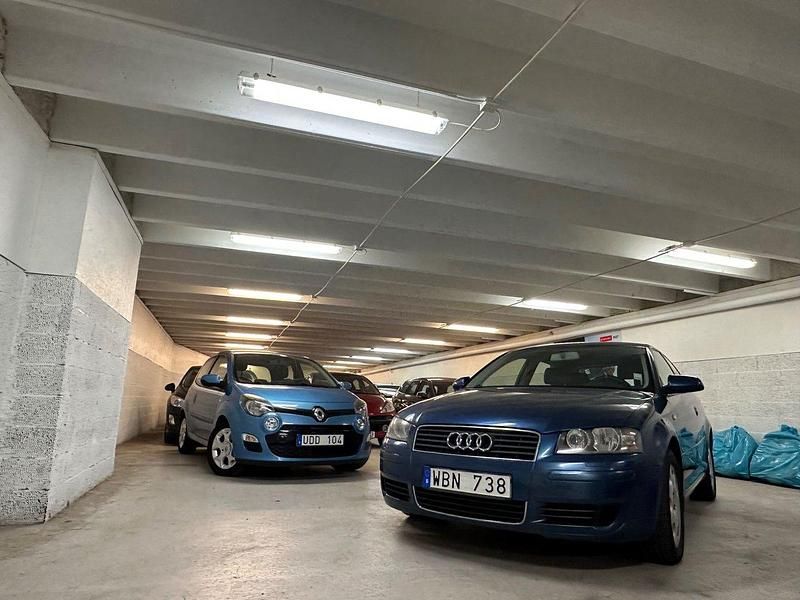 Mörkblå (blå) Begagnad 2004 Audi A3 Attraction Halvkombi | 37 900 kr (Lite dyr) - Bild 1/4