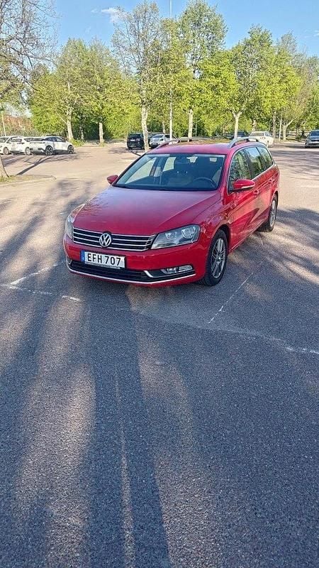 Röd Begagnad 2014 VW Passat Kombi | 118 500 kr (Lite dyr) - Bild 1/4
