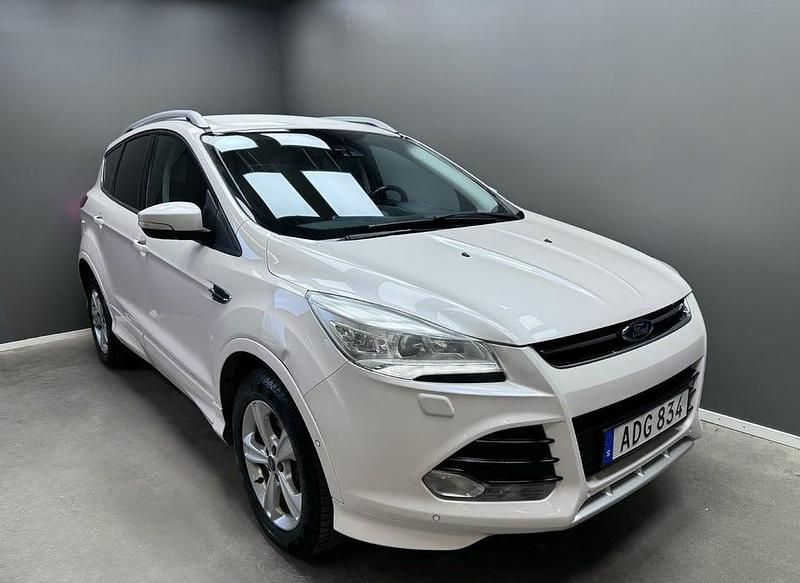 Vit Begagnad 2015 Ford Kuga SUV | 124 898 kr (Marknadspris) - Bild 1/4