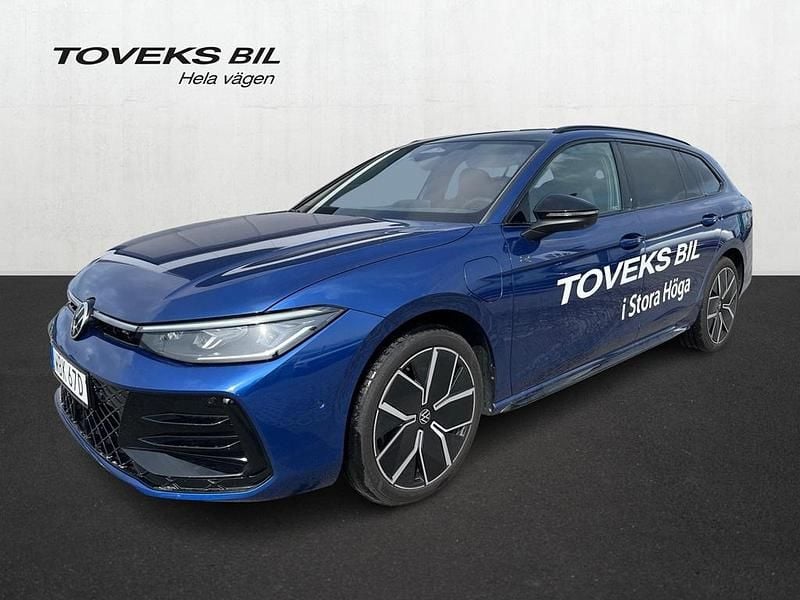 Blå Begagnad 2024 VW Passat Kombi | 569 900 kr - Bild 1/4