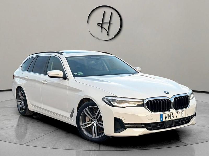 Vit Begagnad 2021 BMW 530e Efficient Dynamics Kombi | 279 900 kr (Bra pris) - Bild 1/4