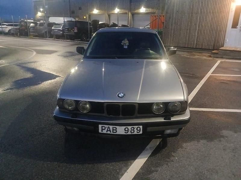 Begagnad 1988 BMW 535 Sedan | 59 000 kr - Bild 1/4