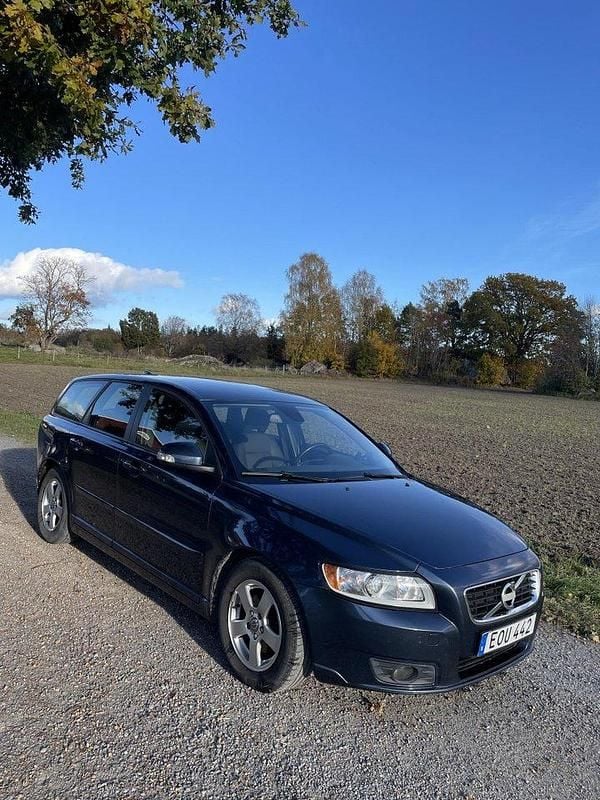 Blå Begagnad 2012 Volvo V50 Momentum Kombi | 39 000 kr (Bra pris) - Bild 1/4