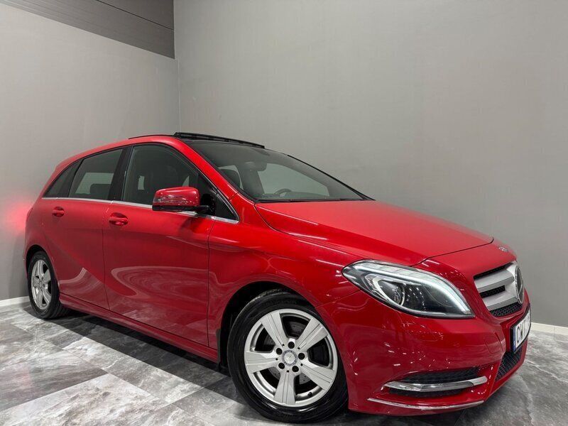 Röd Begagnad 2013 Mercedes B180 Minibuss | 94 900 kr (Marknadspris) - Bild 1/4