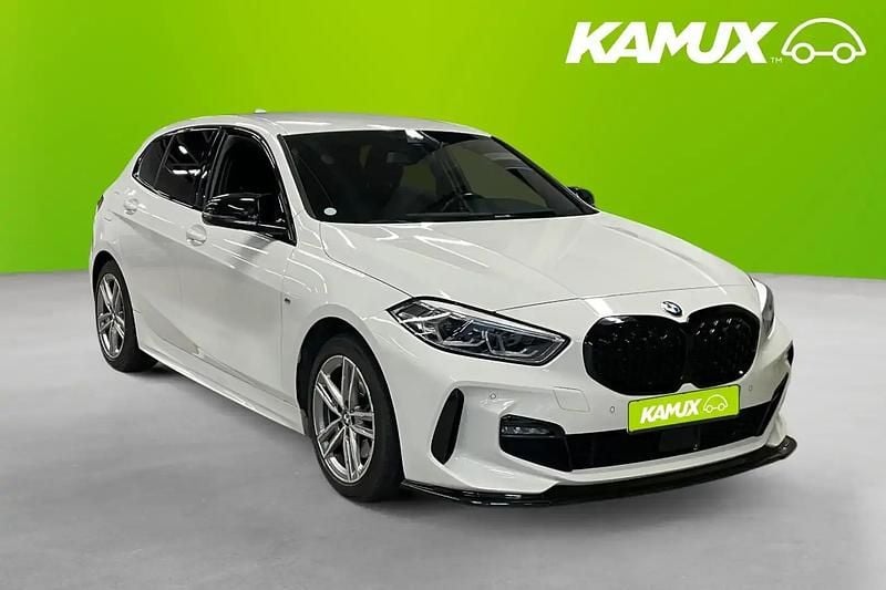 Vit Begagnad 2022 BMW 118 M Sport Halvkombi | 269 800 kr (Lite dyr) - Bild 1/4