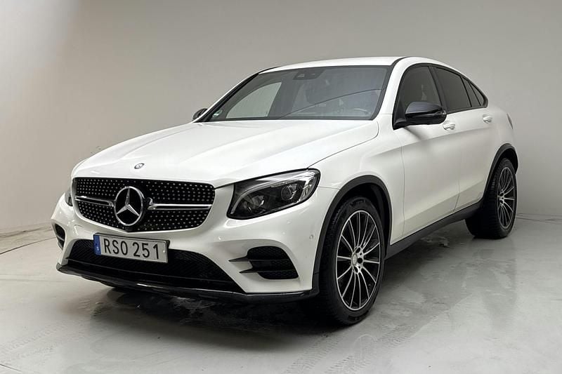 Vit Begagnad 2017 Mercedes GLC220 AMG line Sportkupé | 309 800 kr (Bra pris) - Bild 1/4