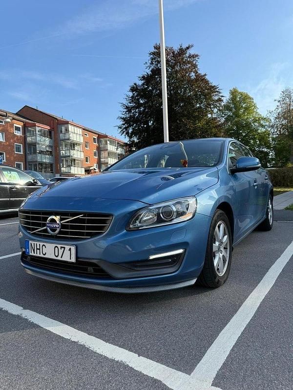 Blå Begagnad 2014 Volvo S60 Momentum Sedan | 115 000 kr (Marknadspris) - Bild 1/4