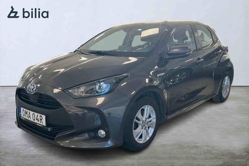 Grå Begagnad 2021 Toyota Yaris Hybrid Halvkombi | 194 900 kr - Bild 1/1