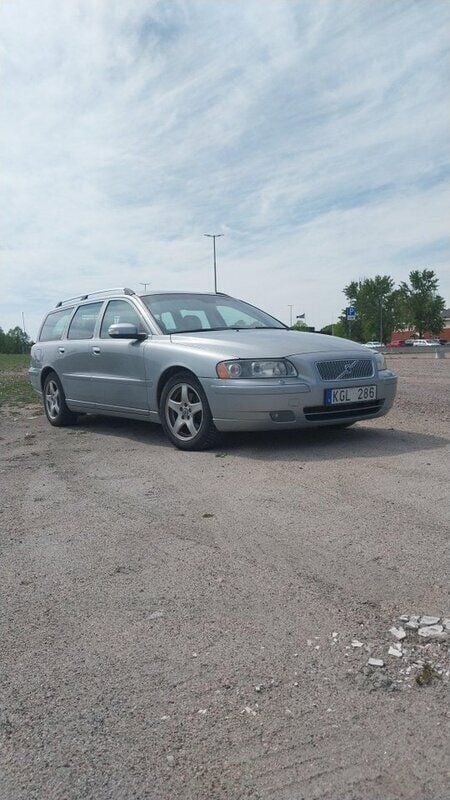Silver Begagnad 2007 Volvo V70 Momentum Kombi | 45 000 kr (Lite dyr) - Bild 1/4