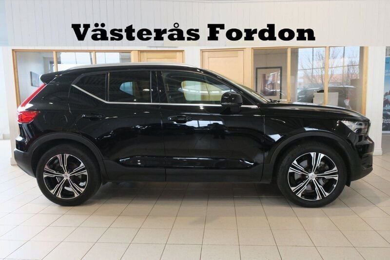 Svart Begagnad 2021 Volvo XC40 Momentum SUV | 319 900 kr (Marknadspris) - Bild 1/4