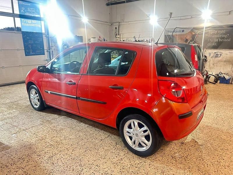 Begagnad Renault Clio II 75 HK (55 kW) 2006 Röd Halvkombi