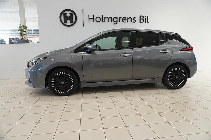 Begagnad Nissan Leaf N-Connecta 110 kW (150 HK) 2022 Grå Halvkombi