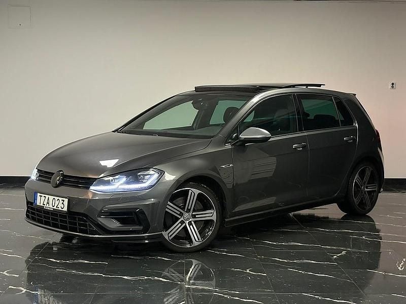 Grå Begagnad 2017 VW Golf VII R Halvkombi | 304 900 kr - Bild 1/4