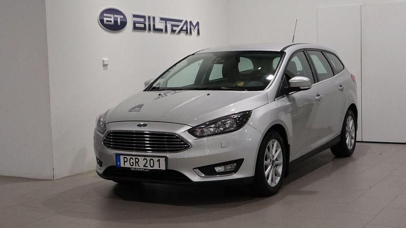 Grå Begagnad 2017 Ford Focus Titanium Kombi | 134 900 kr (Marknadspris) - Bild 1/4