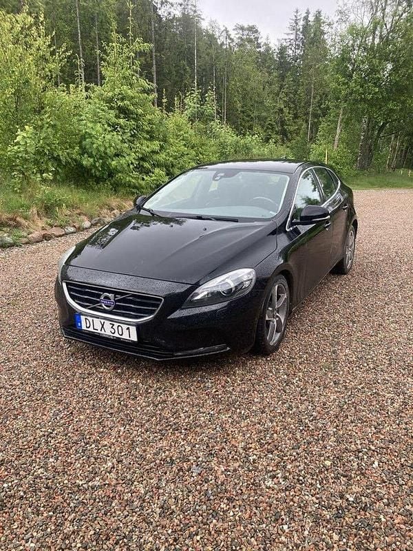 Svart Begagnad 2015 Volvo V40 Momentum Kombi | 98 000 kr (Marknadspris) - Bild 1/4