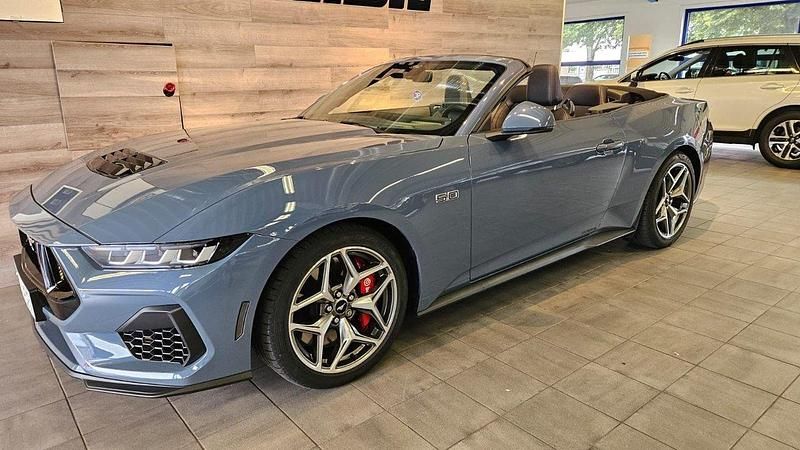 Blå Begagnad 2024 Ford Mustang GT Convertible Cab | 649 000 kr (Marknadspris) - Bild 1/4