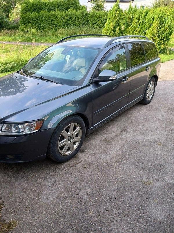 Grå Begagnad 2011 Volvo V50 Momentum Kombi | 40 000 kr (Lite dyr) - Bild 1/4