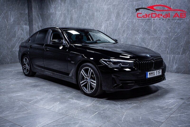 Svart Begagnad 2022 BMW 530e Shadowline Sedan | 348 800 kr (Marknadspris) - Bild 1/4