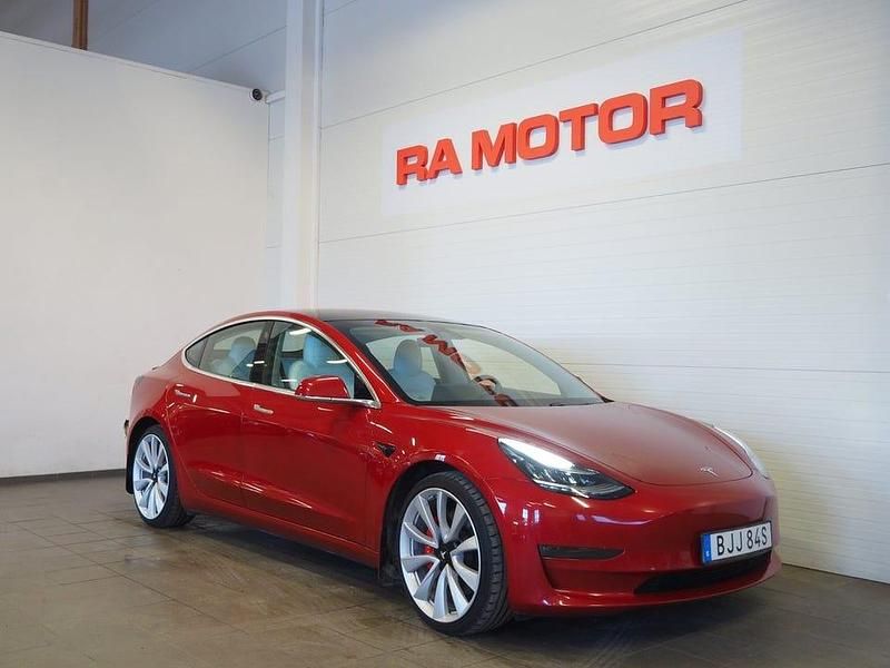 Begagnad Tesla Model 3 Performance 377 kW (513 HK) 2019 Röd Sedan