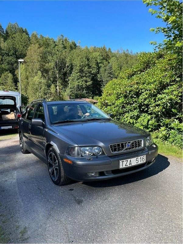 Grå Begagnad 2003 Volvo V40 Kombi | 12 000 kr (Marknadspris) - Bild 1/4