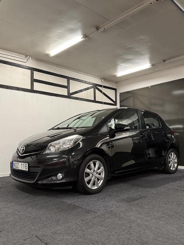 Svart Begagnad 2012 Toyota Yaris Active Halvkombi | 69 900 kr (Marknadspris) - Bild 1/4