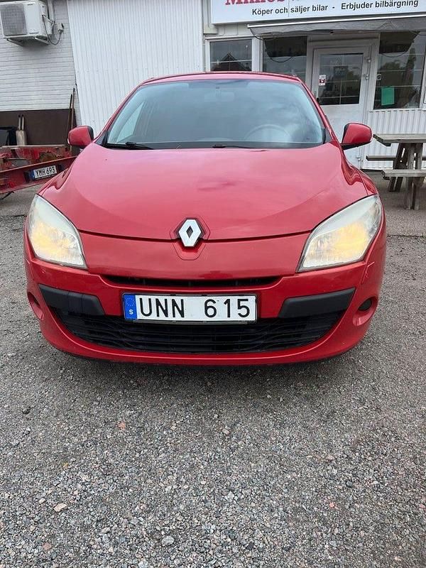 Röd Begagnad 2010 Renault Mégane III Halvkombi | 29 900 kr (Marknadspris) - Bild 1/4