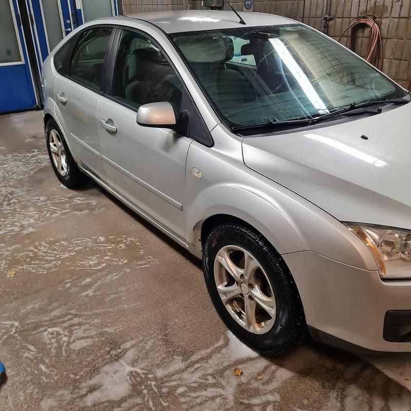 Begagnad 2008 Ford Focus Halvkombi | 12 000 kr (Superpris) - Bild 1/4