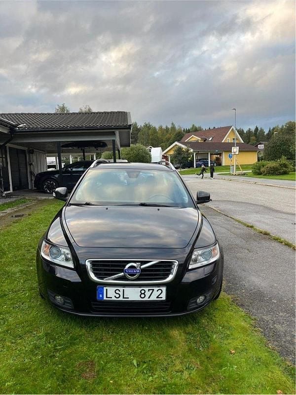Svart Begagnad 2012 Volvo V50 Momentum Kombi | 59 900 kr (Marknadspris) - Bild 1/4