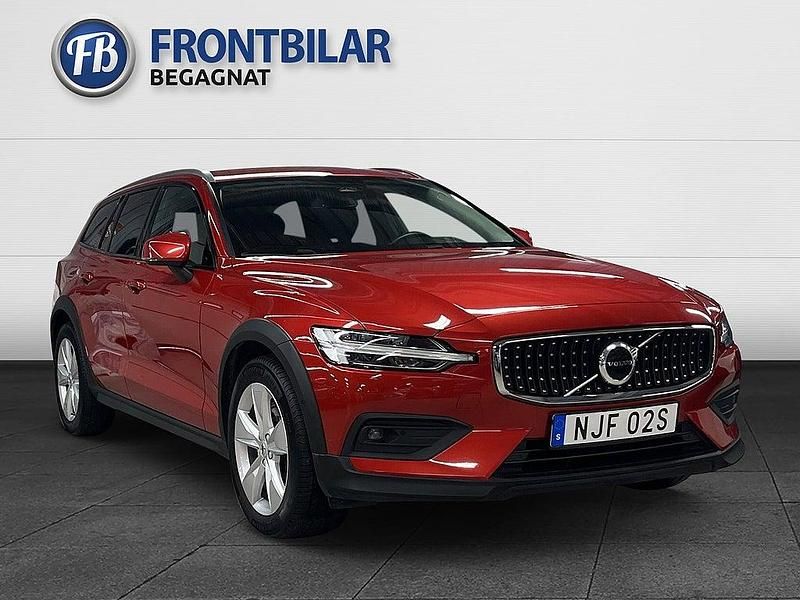 Röd Begagnad 2023 Volvo V60 CC Core Kombi | 349 800 kr (Marknadspris) - Bild 1/3