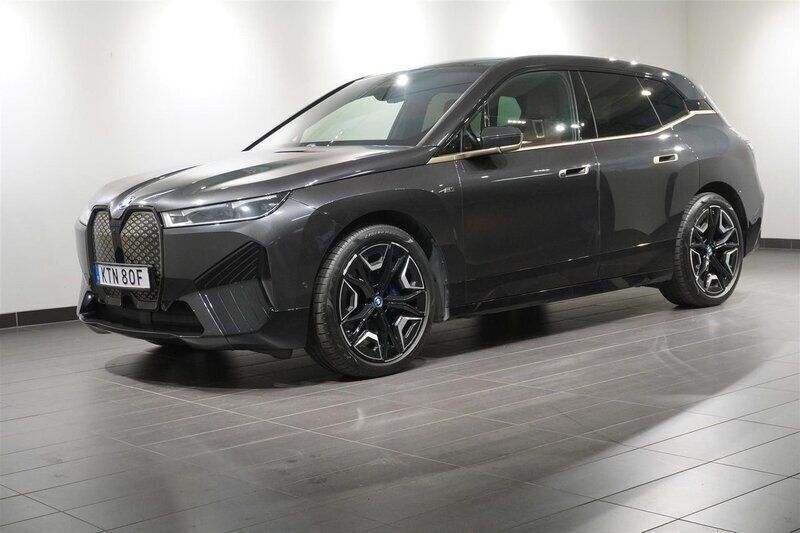Grå Begagnad 2022 BMW iX Comfort Edition SUV | 799 500 kr (Marknadspris) - Bild 1/4