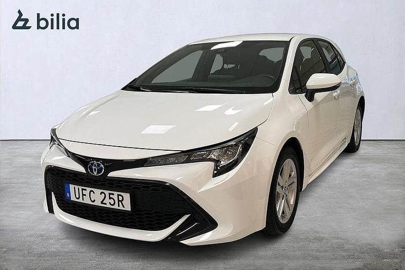 Vit Begagnad 2022 Toyota Corolla Hybrid Active Halvkombi | 249 900 kr (Marknadspris) - Bild 1/4