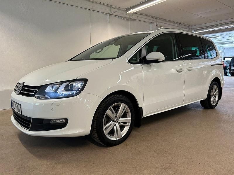 Vit Begagnad 2021 VW Sharan Minibuss | 259 990 kr (Dyr) - Bild 1/4