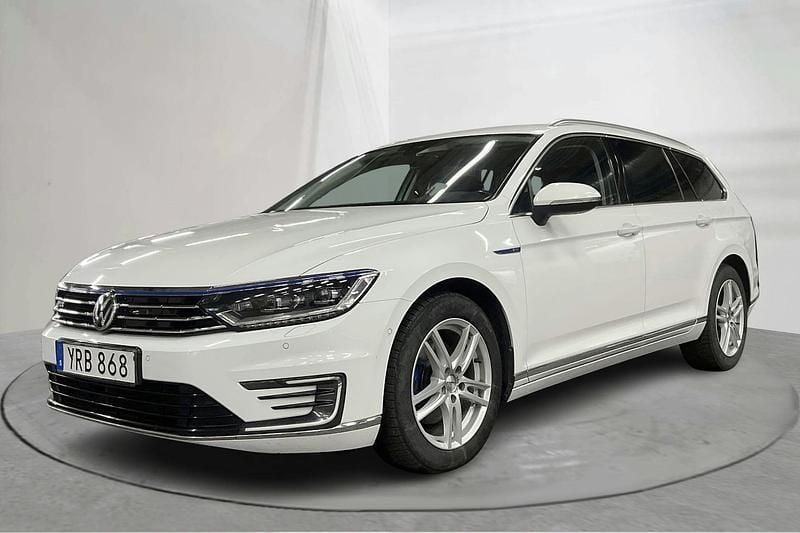 Vit Begagnad 2019 VW Passat | 188 000 kr (Marknadspris) - Bild 1/4