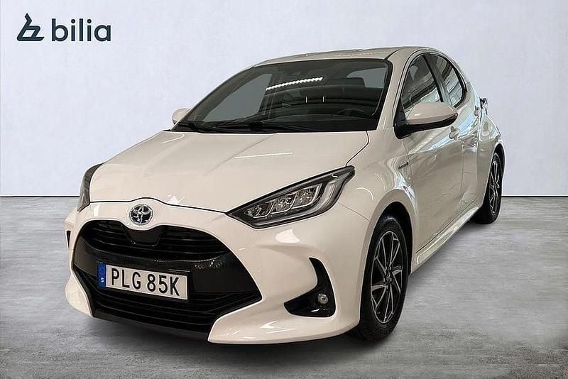 Vit Begagnad 2020 Toyota Yaris Hybrid Active Halvkombi | 209 900 kr (Lite dyr) - Bild 1/4