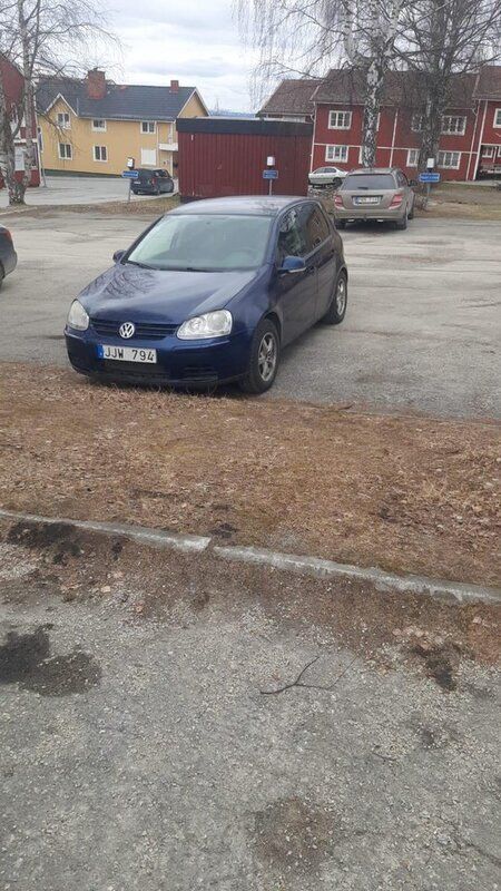 Blå Begagnad 2008 VW Golf VI Trendline Halvkombi | 27 000 kr (Bra pris) - Bild 1/4