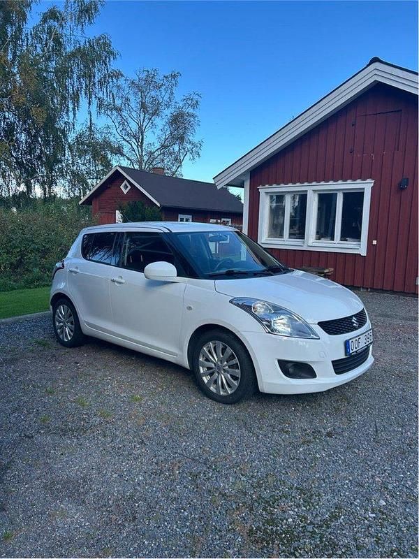 Vit Begagnad 2012 Suzuki Swift Halvkombi | 49 900 kr (Marknadspris) - Bild 1/4