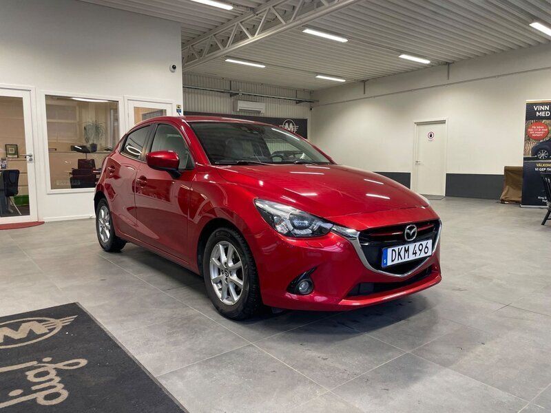 Röd Begagnad 2015 Mazda 2 Optimum Halvkombi | 129 900 kr (Marknadspris) - Bild 1/4