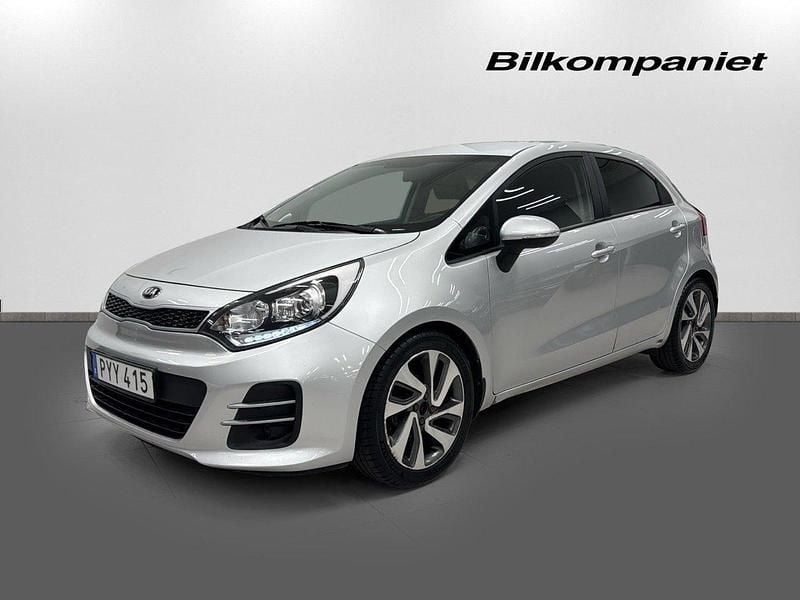 Grå Begagnad 2016 Kia Rio Halvkombi | 69 900 kr (Marknadspris) - Bild 1/4