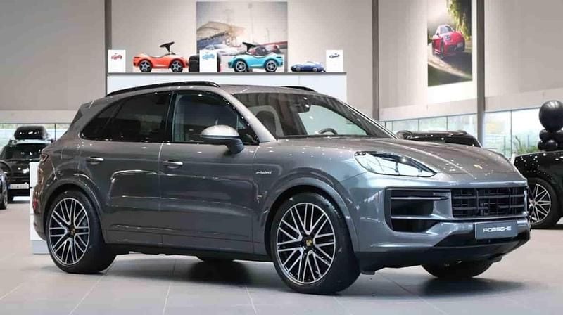 Grå Begagnad 2024 Porsche Cayenne SUV | 1 095 000 kr - Bild 1/1