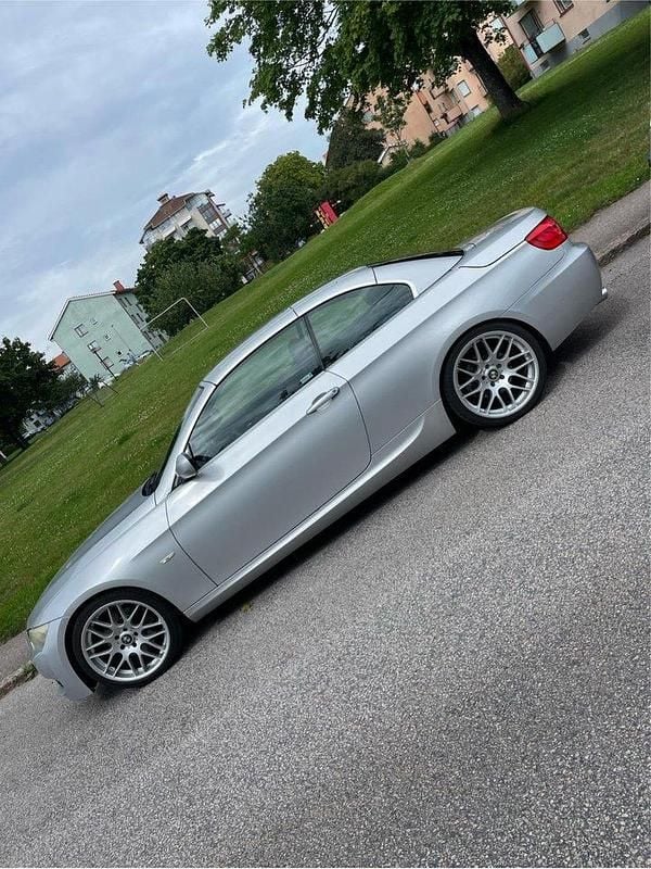 Grå Begagnad 2010 BMW 325 Cabriolet M Sport Cab | 167 500 kr (Marknadspris) - Bild 1/4