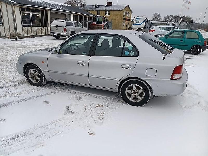 Begagnad Hyundai Accent 90 HK (66 kW) 2000 Grå Halvkombi