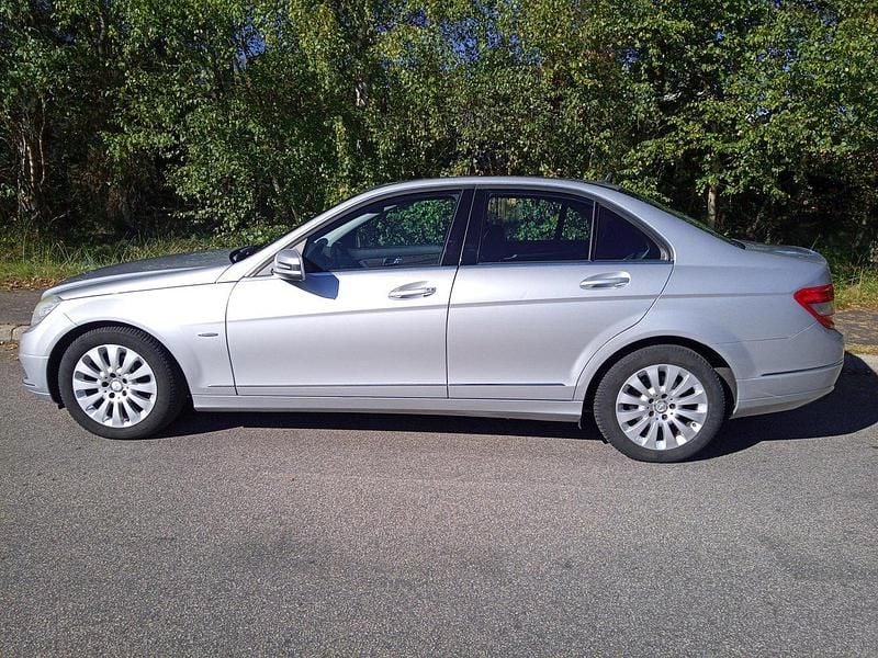 Grå Begagnad 2009 Mercedes C180 Sedan | 79 000 kr (Marknadspris) - Bild 1/4