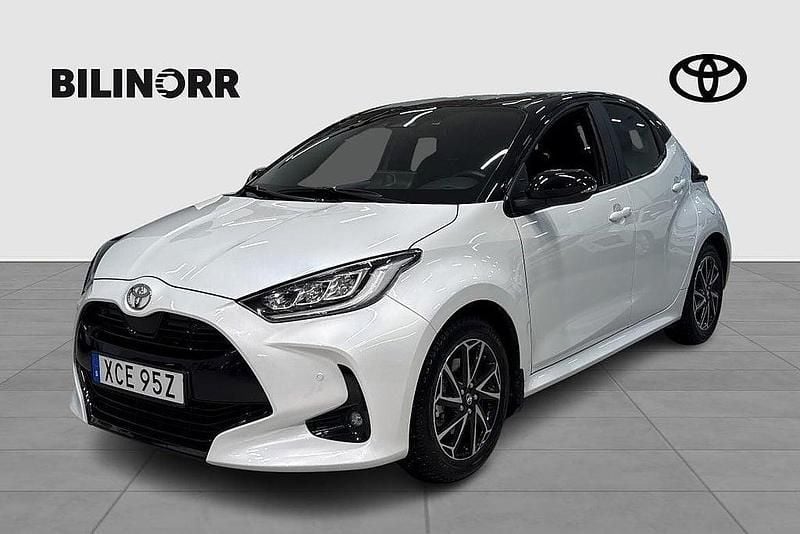 Vit Begagnad 2024 Toyota Yaris Hybrid Style Halvkombi | 299 900 kr (Dyr) - Bild 1/4